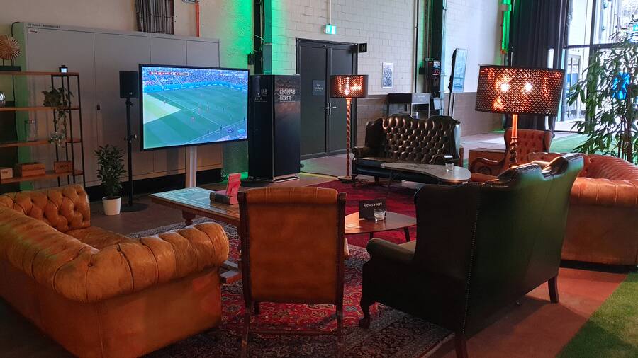 Leere Sofas in der Halle 550