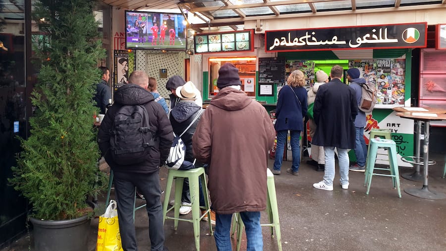Public Viewing in klein auf der Piazza Cella