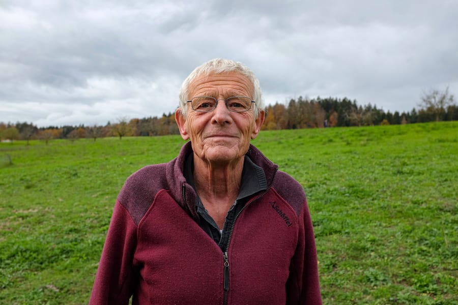 Martin Schoch hinter seinem Haus in Küttigkofen