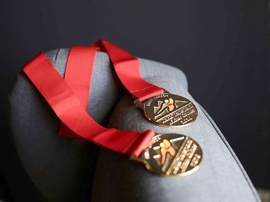 Die zwei Medaillen von Carina welche sie bei den World Transplate Winter Games in Banff geholt hat