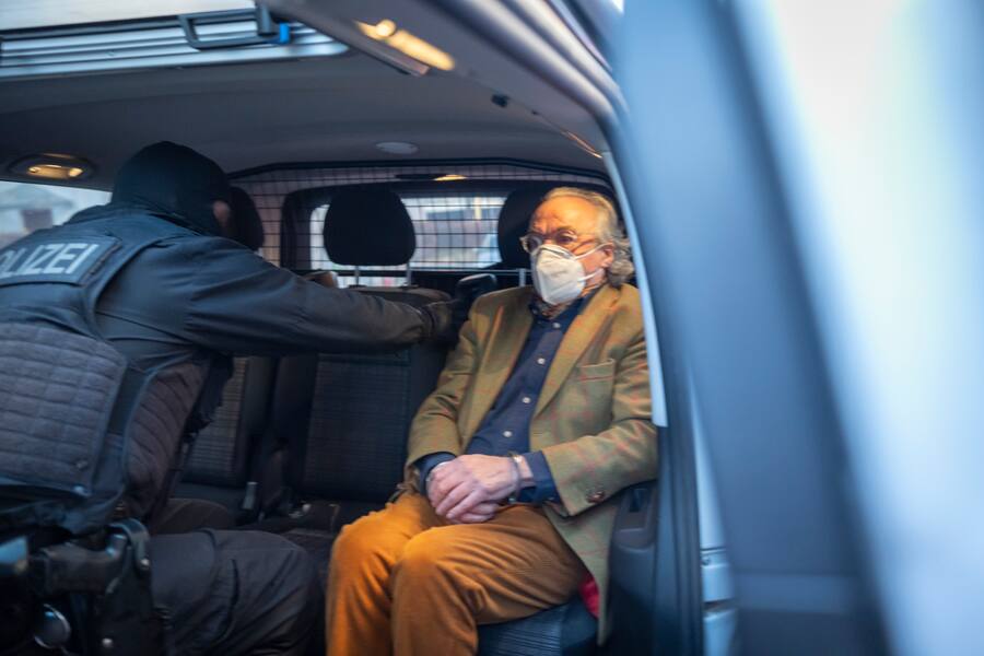 Heinrich XIII. Prinz Reuss bei seiner Verhaftung. Ihm wird vorgeworfen, der Kopf einer terroristischen Vereinigung zu sein.