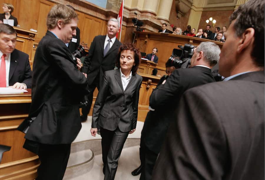 Die neugewaehlte Buendner Bundesraetin Eveline Widmer-Schlumpf, Mitte, schreitet zur Mitte des Saales, nachdem sie ihre Wahl zur Bundesraetin angenommen hat, kurz bevor sie vereidigt wird, am Donnerstag, 13. Dezember 2007, im Bundeshaus in Bern an der Sitzung der Vereinigten Bundesversammlung. (KEYSTONE/Peter Klaunzer)