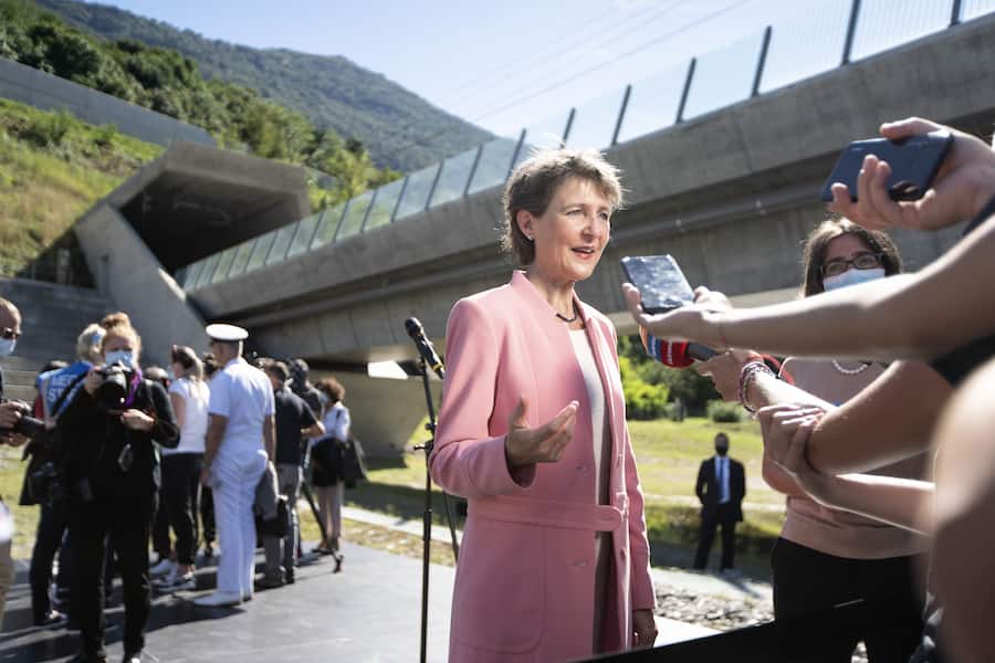 Simonetta Sommaruga gibt vor der Eröffnung des Ceneri Basistunnels ein Interview. Am 7. Dezember 2022 wird ihre Nachfolge im Bundesrat gewählt.