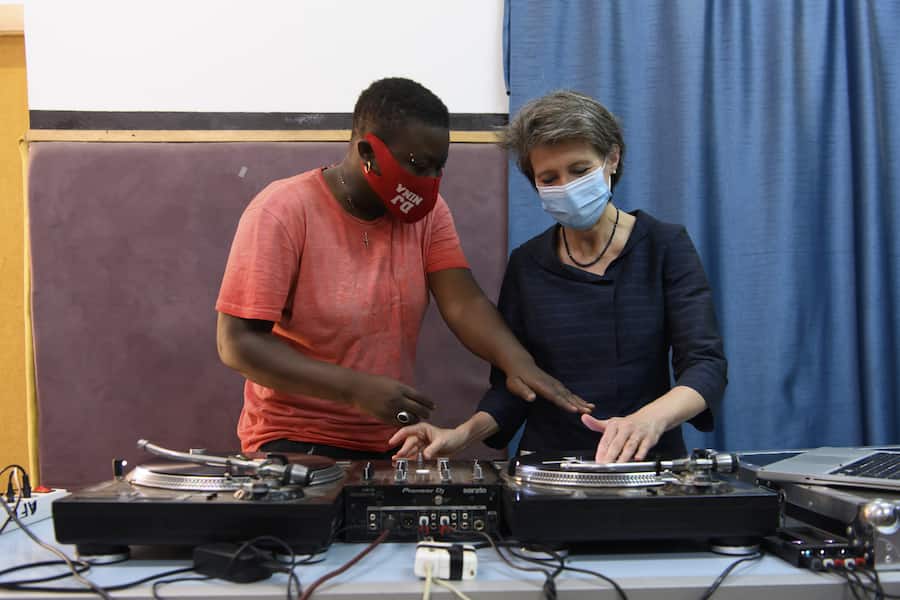 Simonetta Sommaruga lernt in Senegal von Kaloumo Nina Charlotte Ndiaye (DJ Nina) das Scratchen. Am 7. Dezember 2022 wird ihre Nachfolge im Bundesrat gewählt.