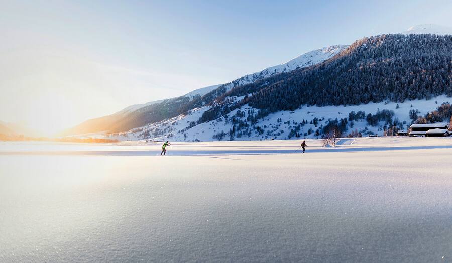 Über 100 Kilometer Loipen führen durchs Langlaufparadies Goms.