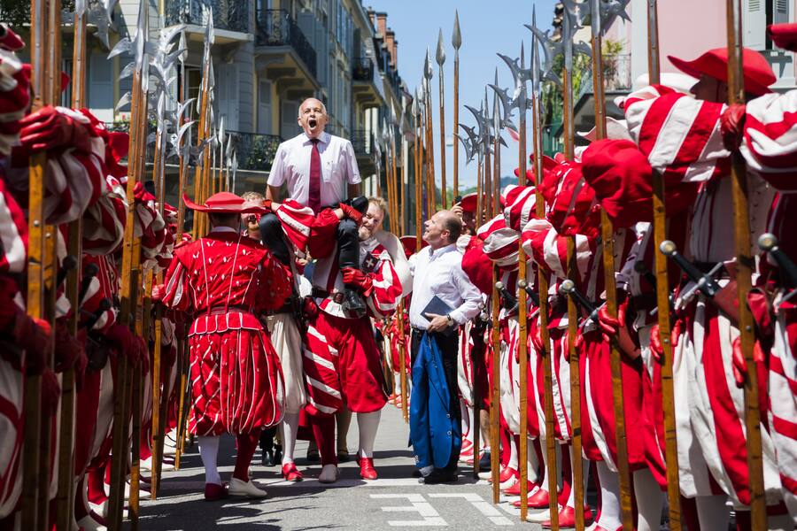 Ueli Maurer wird am 1. August in Vevey auf Schultern getragen. Am 7. Dezember 2022 wird seine Nachfolge im Bundesrat gewählt.