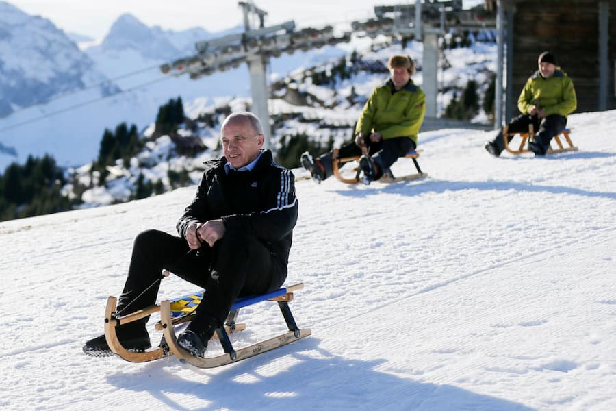 Bundesrat Ueli Maurer schlittelt zu Tal während einem Medientreffen am Dienstag, 22. Dezember 2015 auf der Tschentenalp über Adelboden. Am 7. Dezember 2022 wird seine Nachfolge im Bundesrat gewählt.