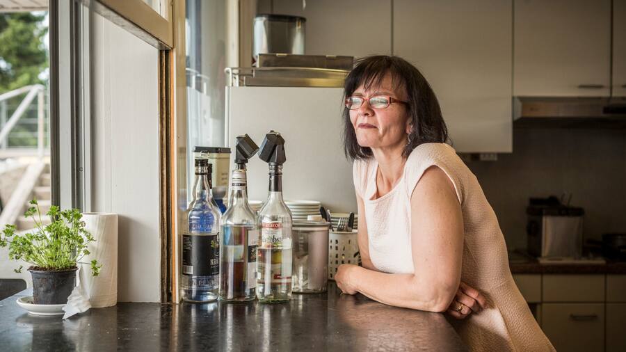 EMMENBRUECKE, 14.06.2017 - Eveline Pils, Chefin des Clubrestaurants / Kiosk des FC Emmenbruecke im Stadion Gersag. Ebenfalls ist sie auch fuer die Waesche der Trikots der Mannschaften verantwortlich. PHOTO BY PASCAL MORA