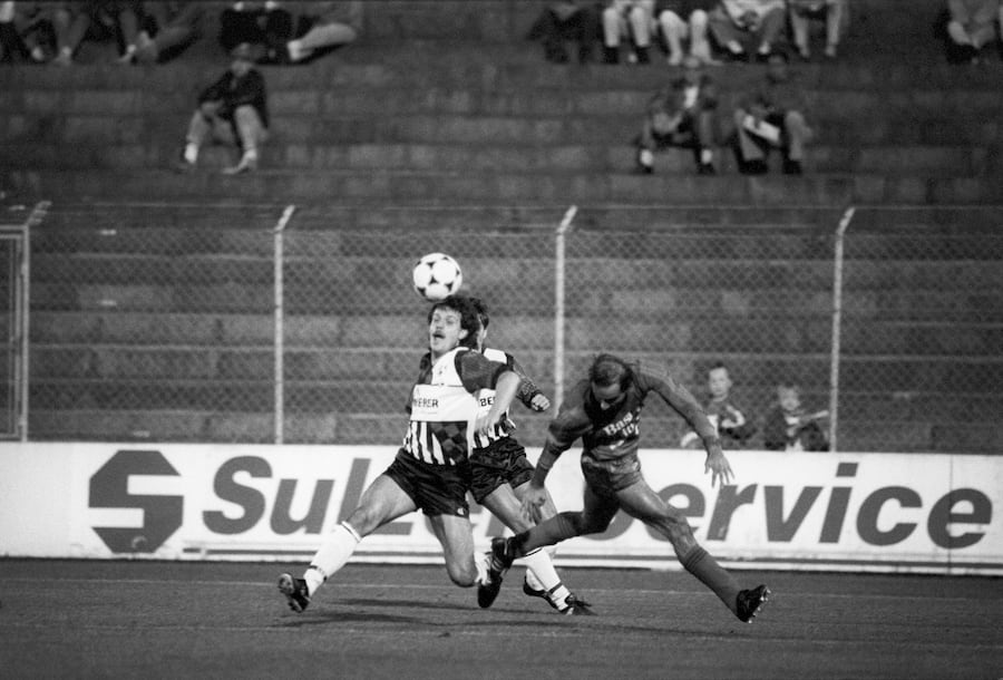 Ein Bild aus längst vergangenen Tagen: Der FC Emmenbrücke spielte 1988 gegen den grossen FC Basel.