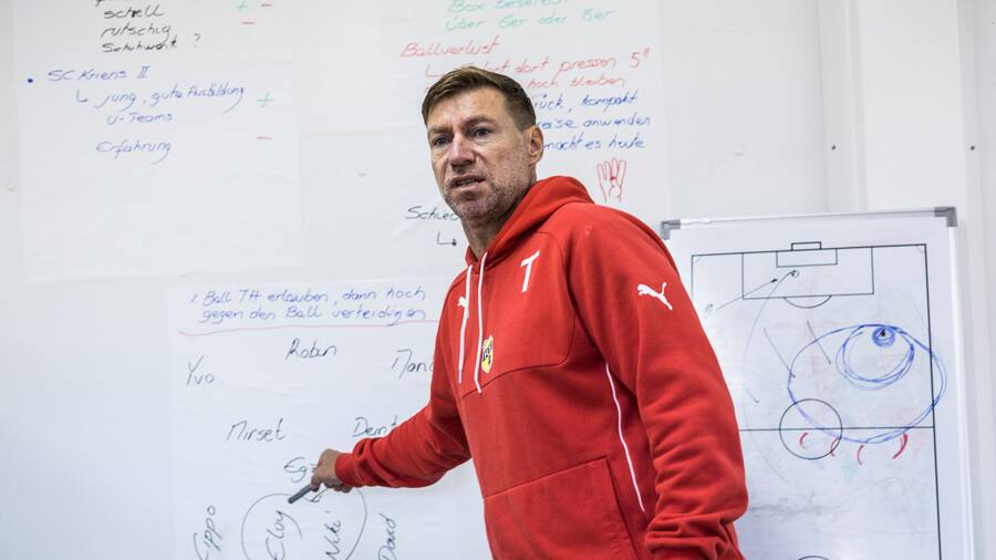 EMMENBRUECKE, 02.09.2017 - Der neue Trainer des FC Emmenbruecke, Jean-Daniel Gross, gibt Anweisungen an die 1. Mannschaft des FC Emmenbruecke bei der Teamsitzung im Container vor dem Match gegen den SC Kriens II, 3. Liga, Gruppe 2, 3. Runde. PHOTO BY PASCAL MORA