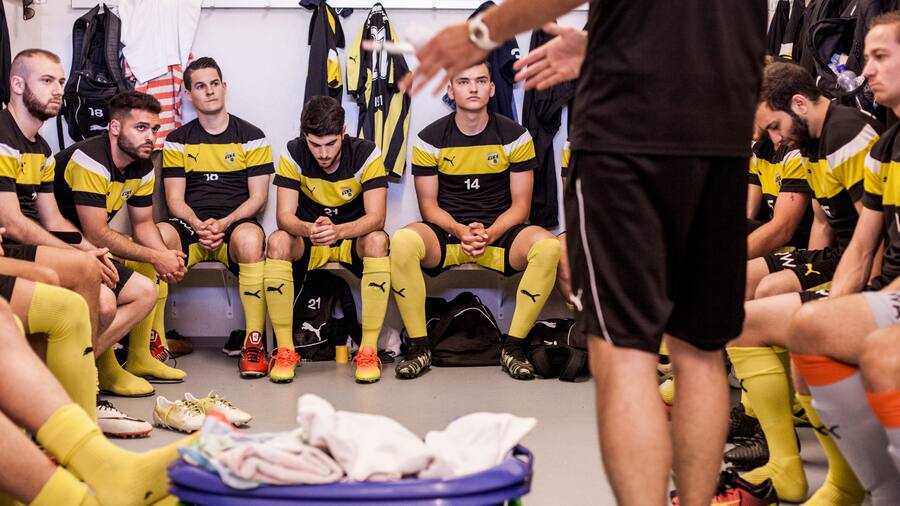 SCHATTDORF UR, 27.05.2017 - DIe Mannschaft erhaelt von Trainer Sandro Waser vor dem Spiel gegen den FC Schattdorf letzte Anweisungen.Unterwegs mit der 1. Mannschaft des FC Emmenbruecke in Schattdorf, wo am 27.05. das entscheidende Spiel gegen den FC Schattdorf stattfand. Der FC Emmenbruecke verlor das Spiel und konnte somit nicht an der Aufstiegsrunde teilnehmen. PHOTO BY PASCAL MORA