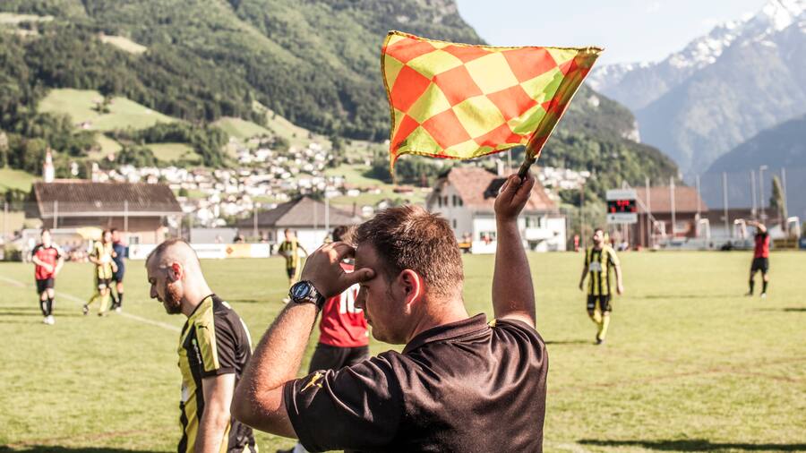 SCHATTDORF UR, 27.05.2017 - Adrian Kauert, der Assistenztrainer des FCE, hier als Linienrichter gegen den FC Schattdorf. Unterwegs mit der 1. Mannschaft des FC Emmenbruecke in Schattdorf, wo am 27.05. das entscheidende Spiel gegen den FC Schattdorf stattfand. Der FC Emmenbruecke verlor das Spiel und konnte somit nicht an der Aufstiegsrunde teilnehmen. PHOTO BY PASCAL MORA