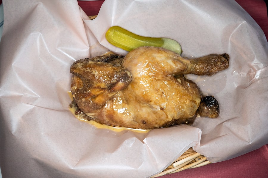 Wie zum Teufel isst man das? Mit den Händen, sagt das Gegenüber und rupft einen Schenkel aus seinem Exemplar. Das Fleisch ist saftig, auf den Punkt frittiert.