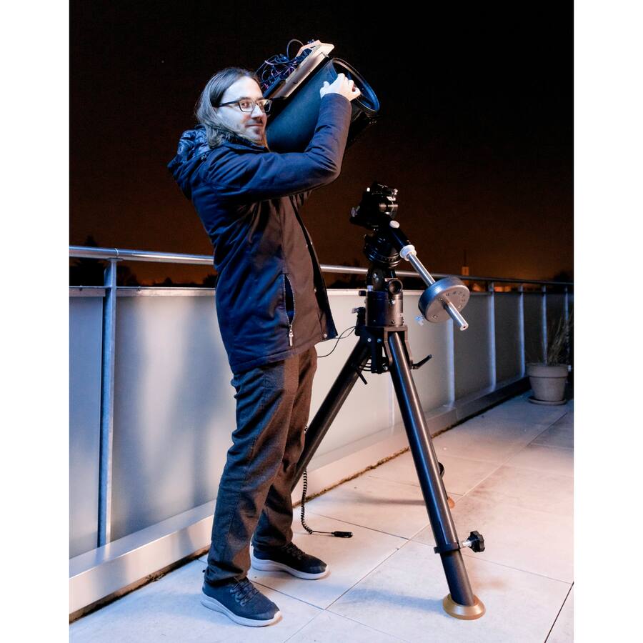 Auf dem Balkon seiner Wohnung macht Tino Heuberger das Teleskop zum Sternegucken parat.