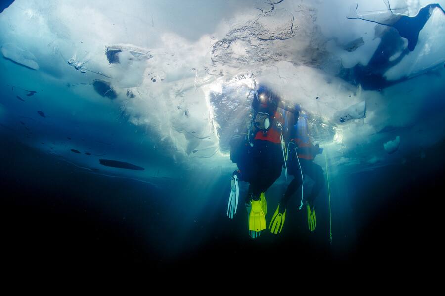 Eistaucher machen sich auf das Untertauchen in den vereisten und kalten See bereit. Ein Sprung unters Eis löst bei vielen Panik aus. Doch wer die Angst besiegt, wird mit einem überirdischen Erlebnis belohnt.