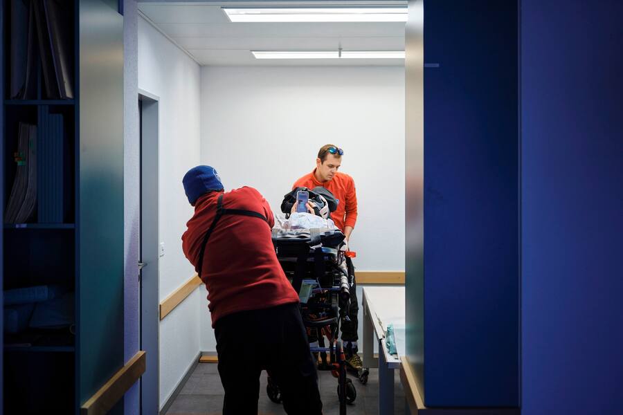 Skiunfälle in Zermatt: Noch bleibt der Verletzten vor der Untersuchung Zeit, eine SMS zu schreiben.