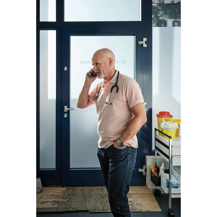 Er verarztet pro Saison um die 500 Unfallverletzungen: Hausarzt Dieter Stoessel