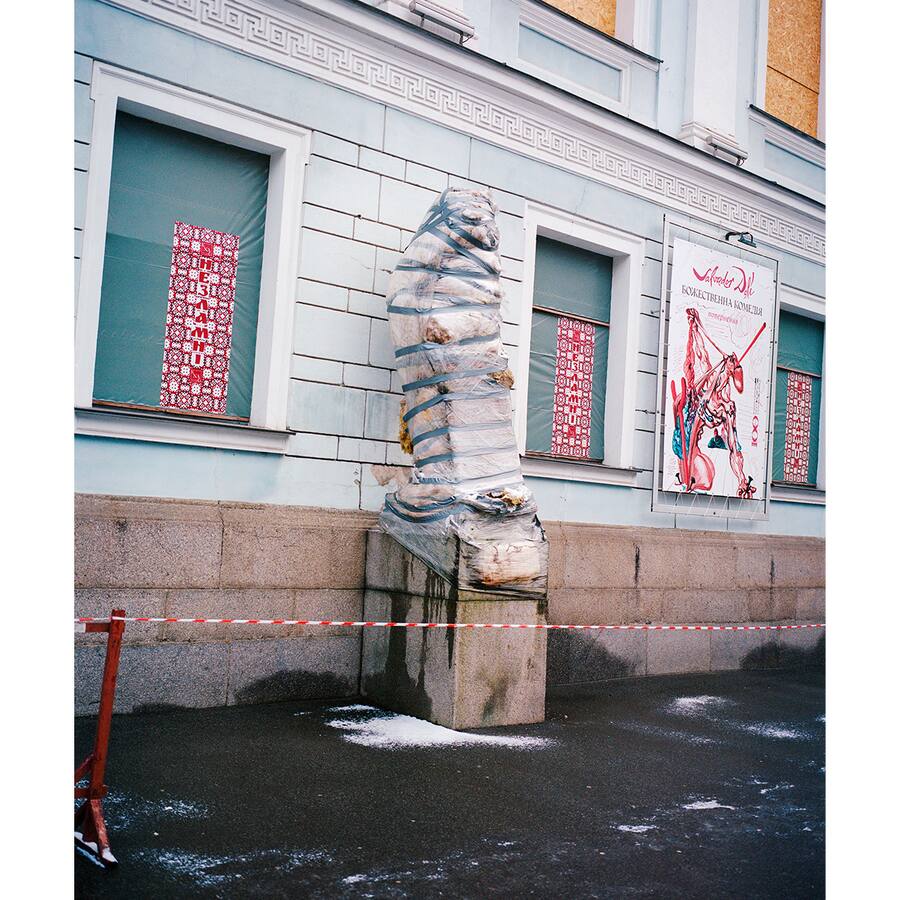 Nationales Kunstmuseum in Kiew mit verhüllter Statue