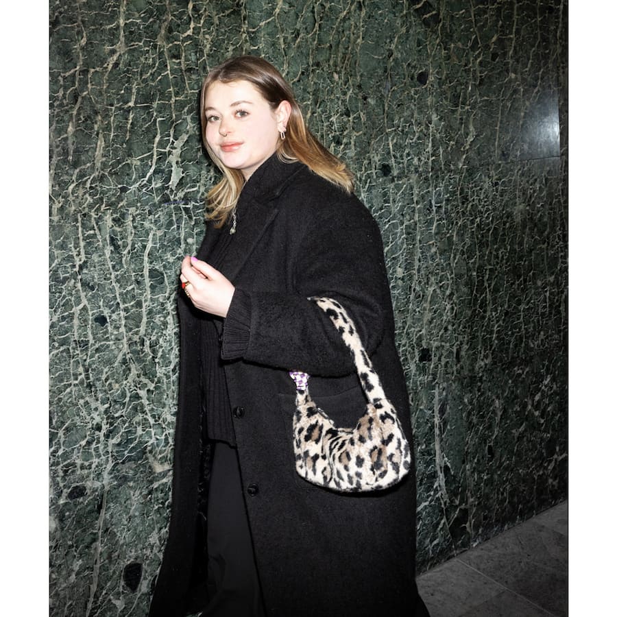 Lea Oetiker gehört zur Generation Z und diskutiert mit Freunden darüber. Sie seien zu laut, zu woke, zu faul, zu privilegiert. Was sagen die PostMillennials zu den Vorwürfen, die sie von der Elterngeneration zu hören bekommen? Ein Lehrstück für Boomer.