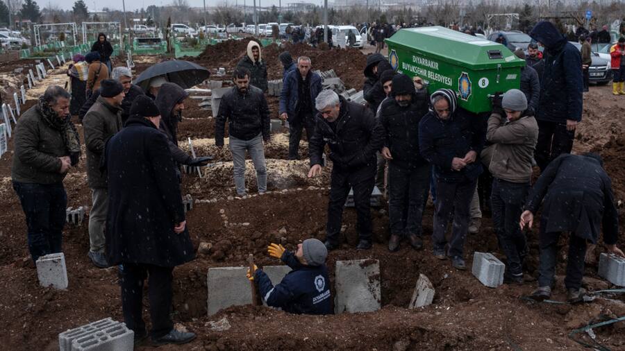 In Diyarbakir im Südosten der Türkei beerdigen Menschen die Erdbebenopfer.