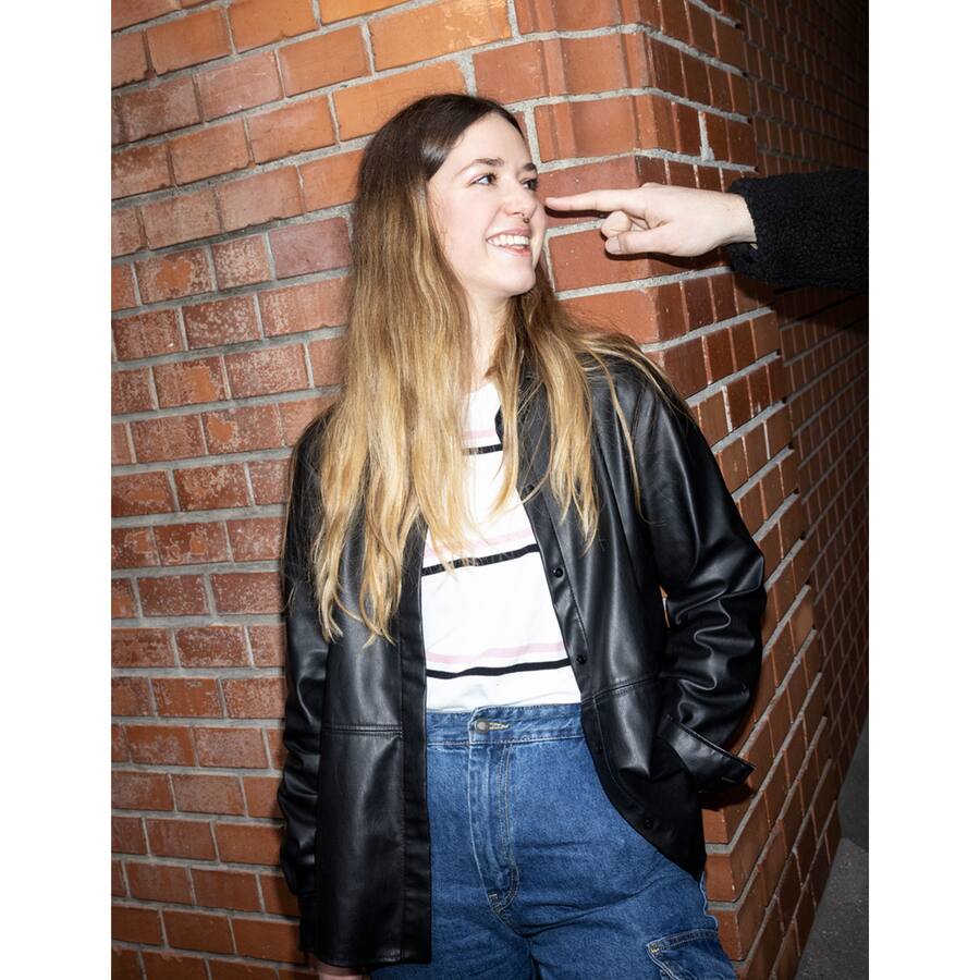 Milena Kaufmann gehört zur Generation Z und diskutiert mit ihren Freunden darüber. Sie seien zu laut, zu woke, zu faul, zu privilegiert. Was sagen die PostMillennials zu den Vorwürfen, die sie von der Elterngeneration zu hören bekommen? Ein Lehrstück für Boomer.