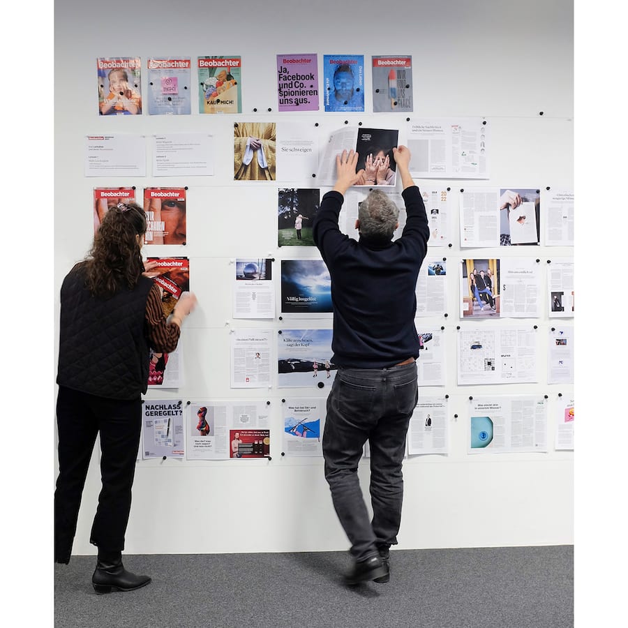 Berit Bisig und Dominique Strebel schauen sich das neue Design des Beobachters an