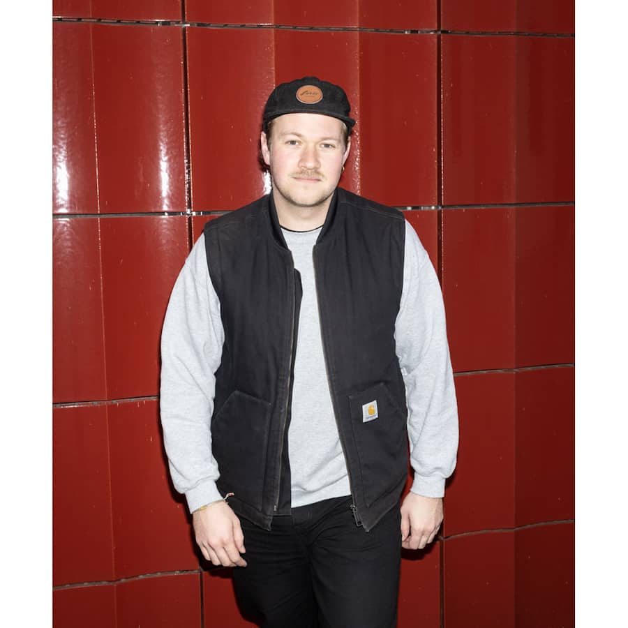 Severin «Sevi» Peer gehört zur Generation Z und diskutiert mit seinen Freunden darüber. Sie seien zu laut, zu woke, zu faul, zu privilegiert. Was sagen die PostMillennials zu den Vorwürfen, die sie von der Elterngeneration zu hören bekommen? Ein Lehrstück für Boomer.