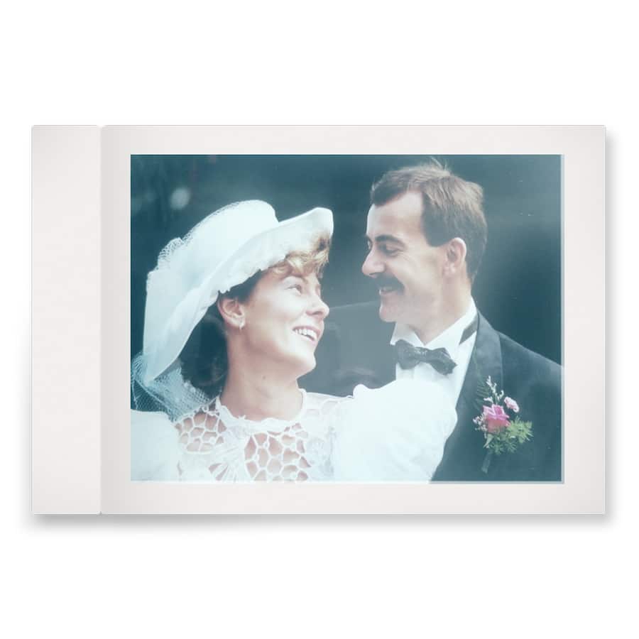 Hochzeitsfoto von Christian Spengler und seiner Frau als Polaroid. Ein Mann möchte mit Exit aus dem Leben scheiden. Das ist im Paraplegiker-Zentrum Nottwil nicht erlaubt. Das Thema stellt Pflegeeinrichtungen vor schwierige Fragen.