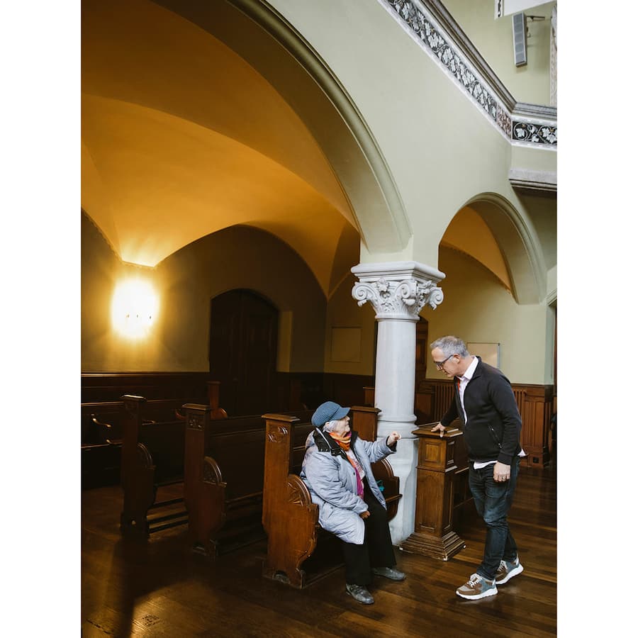 Eine Frau in der Citykirche hört dem Orgelspiel zu