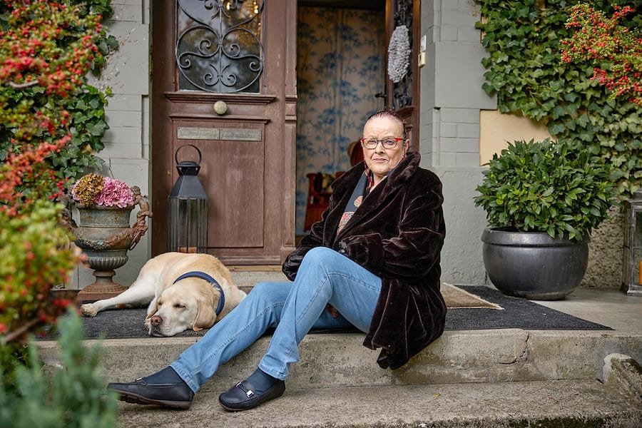 Freundliches Begrüssungskomitee: Erika Goergen und Labrador Gordon