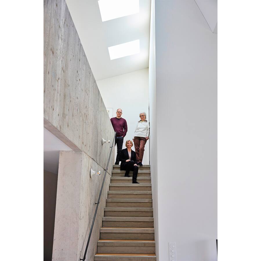 Sandro Lüthi, Sandra Moos und Mutter Susy Moos in ihrem Zwei-Generationen-Haus