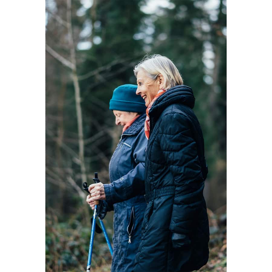 Freiwilligenarbeit im Rentenalter: Hildegard Knöpfel-Dissler (rechts) mit der Seniorin, die sie beim Gehtraining unterstützt