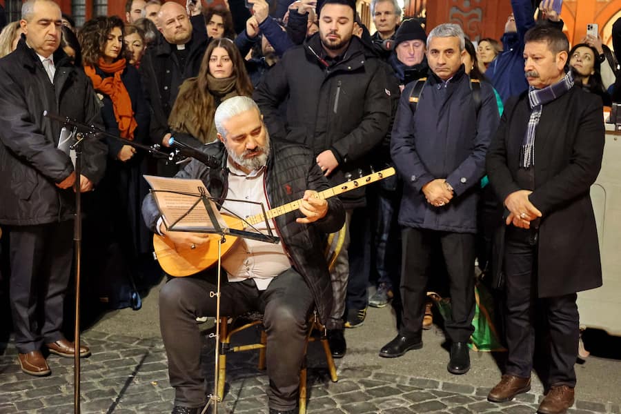 Der alevitische Musiker Seyit Erdogan, hinter ihm der Basler SP-Grossrat Mahir Kabakci (schwarze Jacke) sowie die Grünen-Nationalrätin Sibel Arslan (roter Schal)