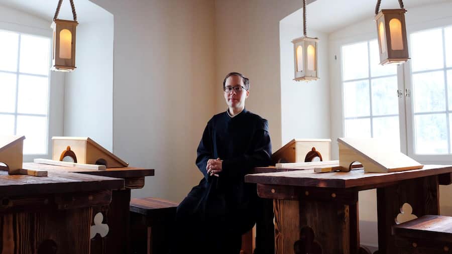 Pater Thomas Faessler im Skriptorium