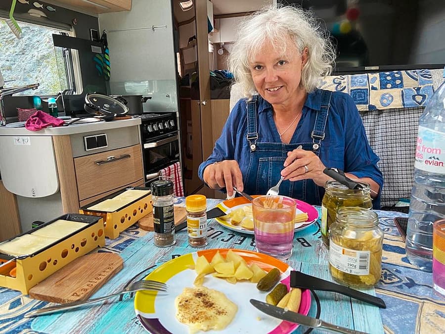 Das Raclette sorgt im Innern des Wohnmobils für Gemütlichkeit. Die Pensionierung als Startschuss in ein neues Abenteuer: Sylvia Fäh und Michel Godart haben ihr Haus verkauft und sind ins Wohnmobil gezogen.