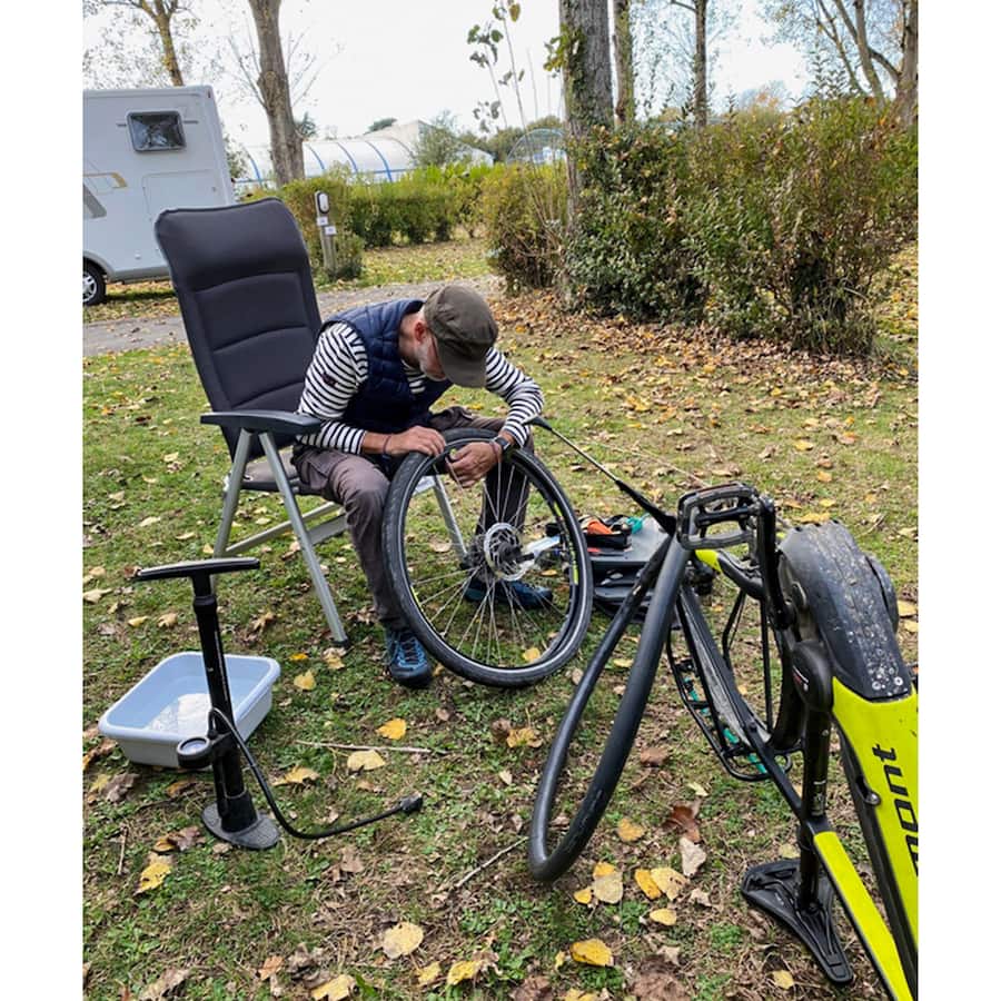 Ein Velopneu lässt sich im Freien besser flicken. Die Pensionierung als Startschuss in ein neues Abenteuer: Sylvia Fäh und Michel Godart haben ihr Haus verkauft und sind ins Wohnmobil gezogen.