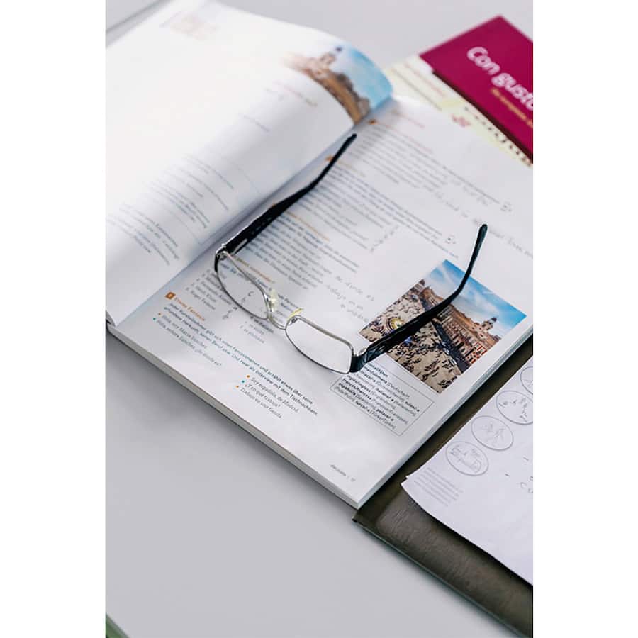 Mit einer App lassen sich Dialoge aus dem Übungsbuch zu Hause am Smartphone nachhören.