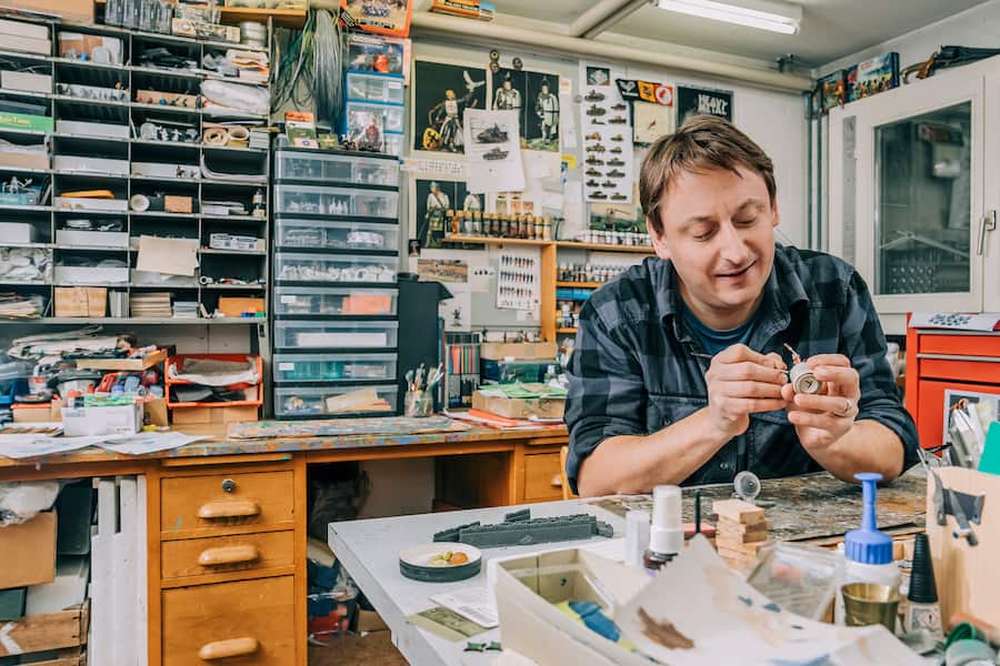 Das kann er stundenlang machen: IT-Projektleiter Simon Künzle bemalt eine Miniatur.