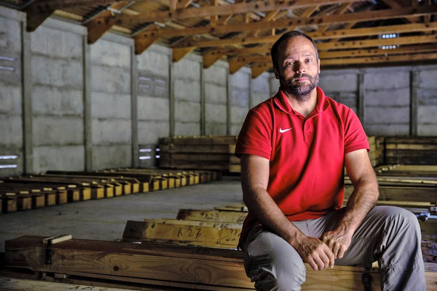 Im Lagerschuppen: Geologe Thomas Breitenmoser öffnet lange Holzkisten, in denen Bündner Schiefer liegt, Gestein aus Bohrungen.