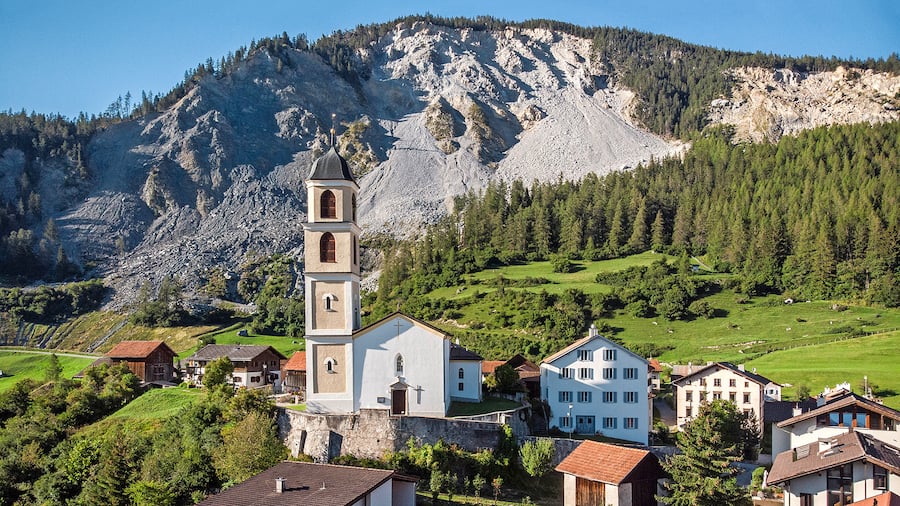 Alles rutscht: der Berg im Hintergrund und auch die Felsplatte, auf der das Dorf Brienz steht.