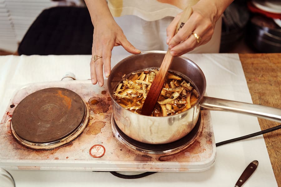 Im Topf köchelt gehäckselte Birkenrinde langsam ins Rosarote. Ob Malven, Granatapfelschalen oder Birkenäste: Textilgestalterin Jennifer Grunder entlockt Blüten, Wurzeln und Rinde Farbe. Ein Werkstattbesuch.
