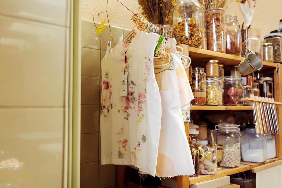 Mit natürlichen Farben bemalte Oberteile. Ob Malven, Granatapfelschalen oder Birkenäste: Textilgestalterin Jennifer Grunder entlockt Blüten, Wurzeln und Rinde Farbe. Ein Werkstattbesuch.