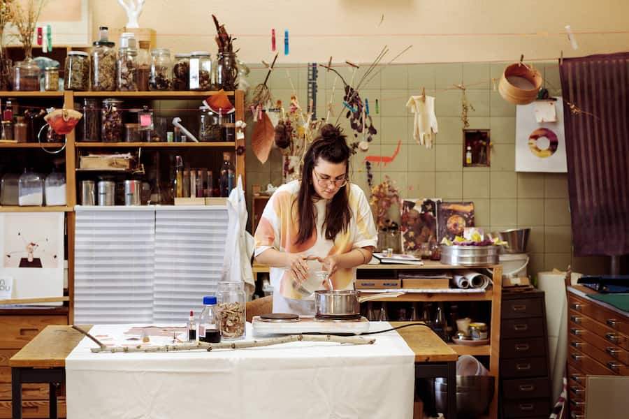 Die Techniken der Naturfärberei lernte Jennifer Grunder aus alten Brockenhausbüchern. Ob Malven, Granatapfelschalen oder Birkenäste: Textilgestalterin Jennifer Grunder entlockt Blüten, Wurzeln und Rinde Farbe. Ein Werkstattbesuch.