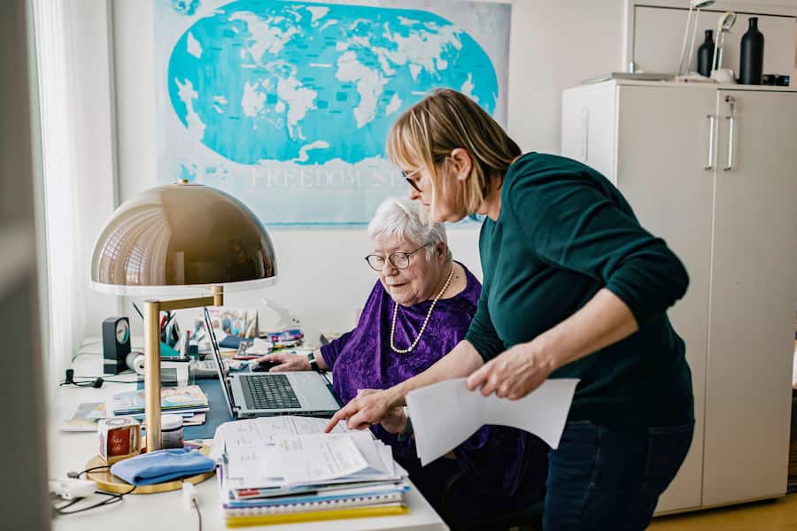 Seit 16 Jahren ein eingespieltes Team: Maria-Carmen Christ und Betreuerin Andrea Schaefer in Christs Seniorenwohnung in Menzingen.