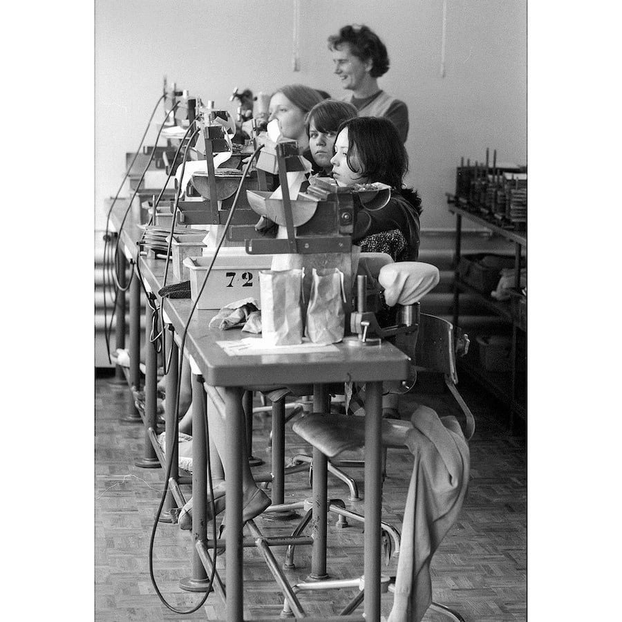 Schweiz, 1970: Junge Frauen müssen Zwangsarbeit für Industriebetriebe leisten.