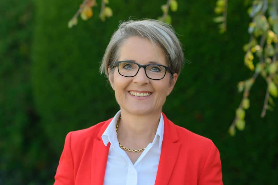 Julia Kalenberg ist selbständige Trainerin und Coachin und hat sich mit der Sterbebegleitung auseinandergesetzt. Sie ist Autorin des Buchs «Und jetzt zeigst du uns, wie Sterben geht» (Verlag Zytglogge). Kalenberg hat beide Eltern im Sterben begleitet.