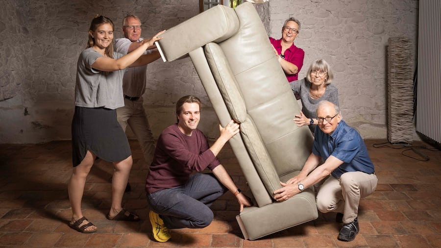 Eine Gruppe von Leuten unterschiedlichen Alters stemmen ein Sofa. Der Beobachter hat Menschen aus unterschiedlichen Generationen getroffen und hat mit ihnen über ihre Erfahrungen, Ängste und Wünsche für die Zukunft gesprochen.