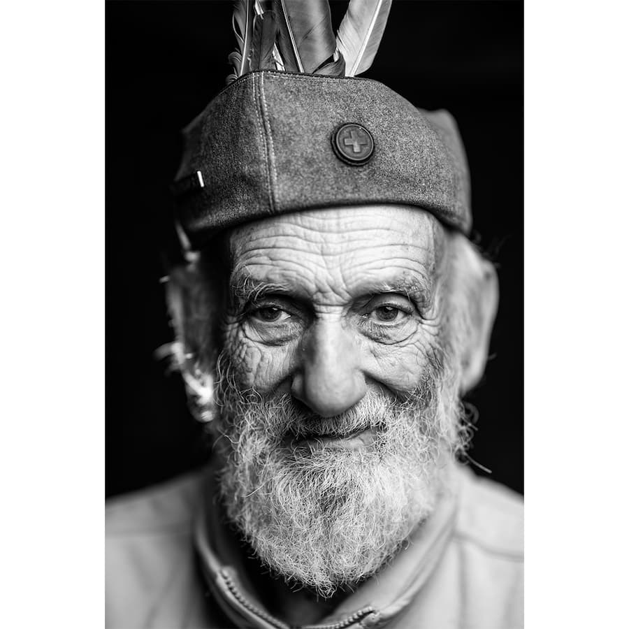 Der Künstler und Friedensaktivist setzt sich für Abrüstung und die Umwelt ein. Er lebt im bernischen Sonceboz, trägt nur grüne Kleidung und unterrichtet Esperanto, die am weitesten verbreitete Kunstsprache.