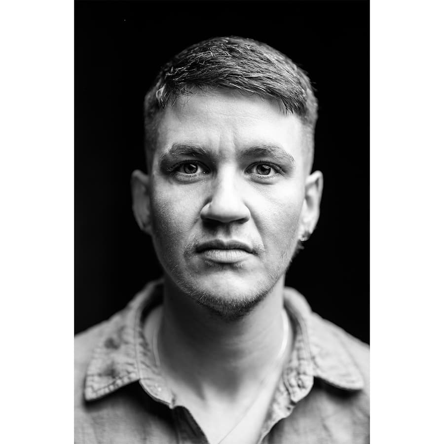 Sigmond Richli ist in Uri aufgewachsen und doktoriert in Philosophie. Zurzeit pendelt er zwischen Zürich und der Schreibstube im Wallis und engagiert sich für Transgender Network Switzerland.