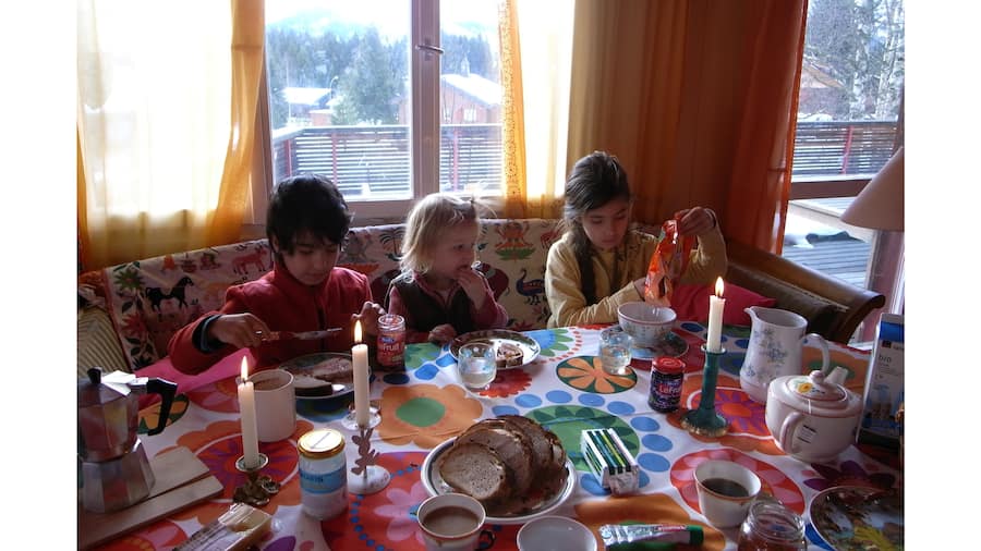 Die Bilder aus der Serie «Noonday» sind farbig, es ist alles viel gemütlicher, fröhlicher und spielerischer als damals in meinem Frühwerk. Es ist eine neue Bilderwelt, eine chaotische Klarheit und fast schon eine banale Buntheit. Weil ich hier als Grossmutter agiere, war ich natürlich viel freier als damals als Mutter. Diese Lockerheit und Freiheit sieht man den «Noonday»-Bildern an. In der Ausstellung in Winterthur gibt es dazu eine «Noonday»-Projektion mit einer Tonspur meines Sohnes Samuel. Auf dem Bild